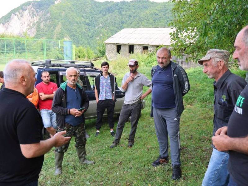 ცაგერის მუნიციპალიტეტის მერი ჭაბუკი ჭაბუკიანი სოფელ სურმუშში ადგილობრივ მოსახლეობას...